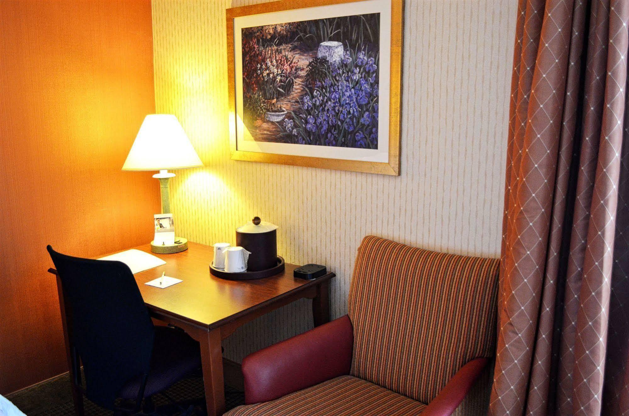 Hampton Inn By Hilton Harrisburg West Меканиксберг Экстерьер фото