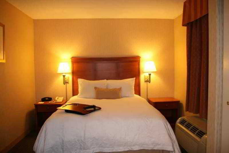 Hampton Inn By Hilton Harrisburg West Меканиксберг Номер фото
